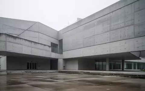 Modernes Verwaltungsgebäude mit minimalistischer Architektur bei bewölktem Himmel. - Foto: über boerse-global.de