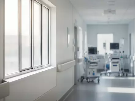 Ein heller, moderner Krankenhausflur mit natürlichem Lichteinfall und minimalistischer Einrichtung. - Foto: über boerse-global.de