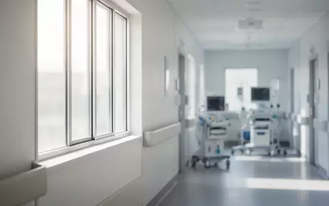 Ein heller, moderner Krankenhausflur mit natürlichem Lichteinfall und minimalistischer Einrichtung. - Foto: über boerse-global.de