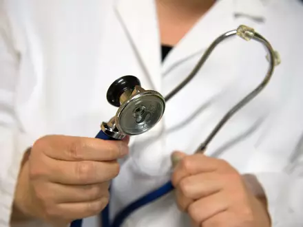 Wie Ärzte und Patienten miteinander kommunizieren, wirkt sich auf das gegenseitige Vertrauen aus. (Symbolbild) - Foto: Arno Burgi/dpa-Zentralbild/dpa