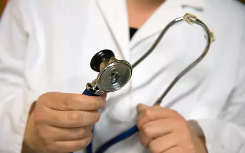 Wie Ärzte und Patienten miteinander kommunizieren, wirkt sich auf das gegenseitige Vertrauen aus. (Symbolbild) - Foto: Arno Burgi/dpa-Zentralbild/dpa
