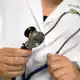 Wie Ärzte und Patienten miteinander kommunizieren, wirkt sich auf das gegenseitige Vertrauen aus. (Symbolbild) - Bild: Arno Burgi/dpa-Zentralbild/dpa