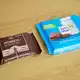 Ritter Sport sieht durch den Haferriegel «Monnemer Quadrat Bio» nach eigenen Angaben seine Marke bedroht. (Archivbild) - Bild: Uwe Anspach/dpa