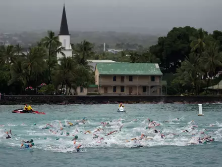 Die Wellen waren ordentlich beim Schwimmen.  - Foto: Ezra Shaw/Getty Images for IRONMAN/dpa