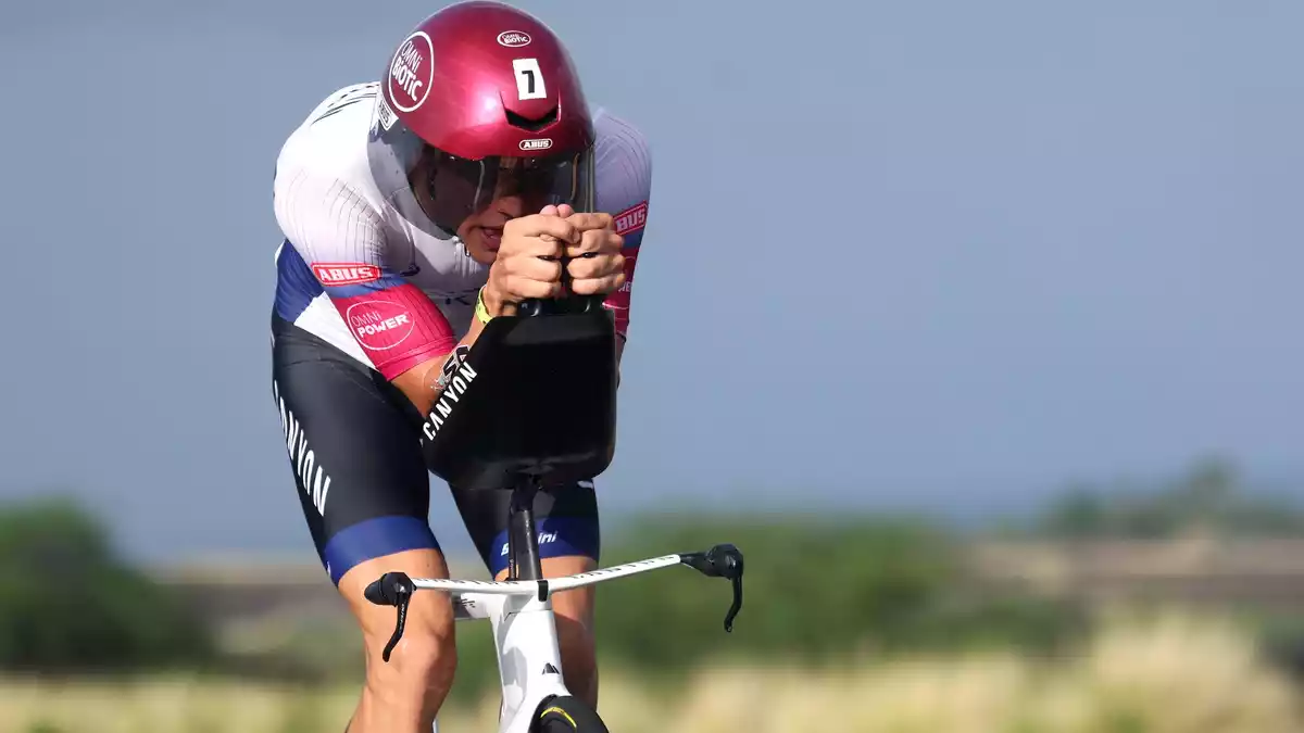Nach einem starken Schwimmen führte Schomburg längere Zeit auch auf dem Rad das Feld an.  - Bild: Sean M. Haffey/Getty Images for IRONMAN/dpa