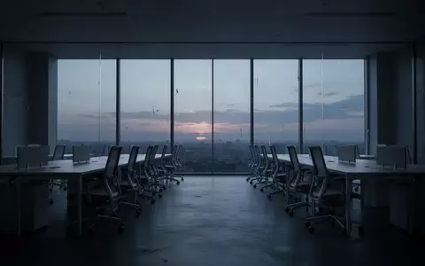 Ein verlassener, moderner Büroraum in der Dämmerung mit leeren Schreibtischen und einer ruhigen, minimalistischen Atmosphäre. - Foto: über boerse-global.de