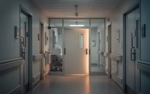 Ein ruhiger, modern gestalteter Krankenhausflur mit sanfter Beleuchtung und minimalistischer Architektur. - Foto: über boerse-global.de