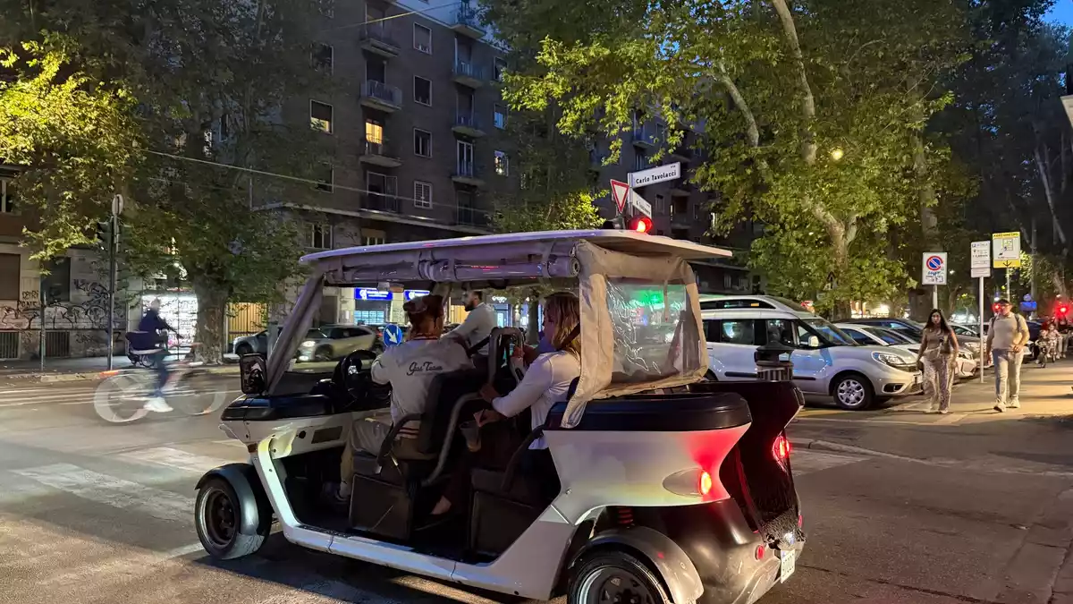 Immer mehr Golfcarts mit Touristen verstopfen Roms Straßen. - Bild: Sabine Dobel/dpa
