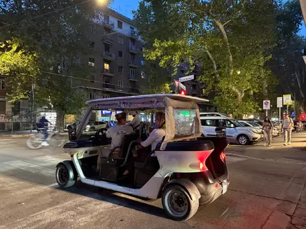Immer mehr Golfcarts mit Touristen verstopfen Roms Straßen. - Foto: Sabine Dobel/dpa