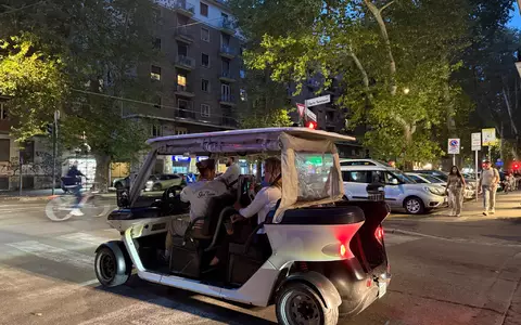 Immer mehr Golfcarts mit Touristen verstopfen Roms Straßen. - Foto: Sabine Dobel/dpa