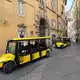 Eine dreistellige Zahl an Golfcarts ist in den engen Gassen der Ewigen Stadt unterwegs.   - Bild: Sabine Dobel/dpa