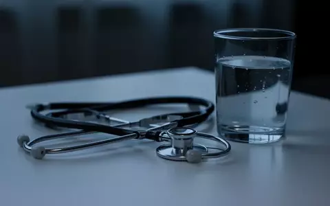 Symbolbild: Stethoskop neben einem Glas Wasser - Foto: über boerse-global.de