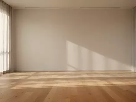 Ein minimalistischer, lichtdurchfluteter Übungsraum mit Holzboden und sanftem Tageslicht, der Ruhe und Bewegung ausstrahlt. - Foto: über boerse-global.de