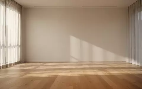 Ein minimalistischer, lichtdurchfluteter Übungsraum mit Holzboden und sanftem Tageslicht, der Ruhe und Bewegung ausstrahlt. - Foto: über boerse-global.de