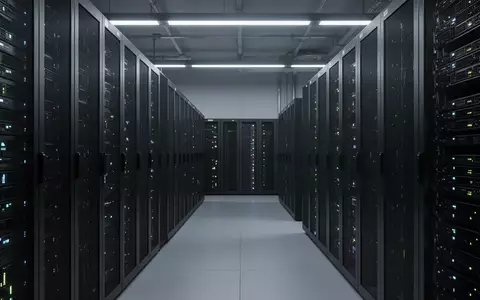 Reihen von Server-Racks in einem modernen, minimalistischen Rechenzentrum mit kühler Beleuchtung. - Foto: über boerse-global.de