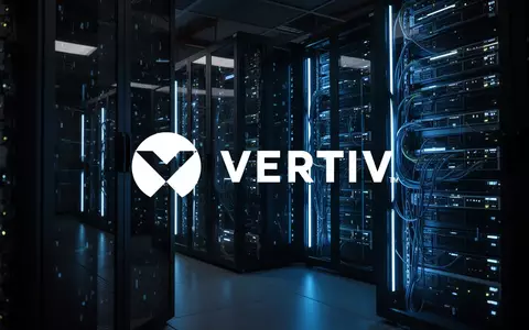 Moderne Rechenzentrumsinfrastruktur mit leuchtenden Server-Racks in einer professionellen, technologischen Umgebung. - Foto: über boerse-global.de
