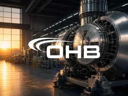 Moderne Satellitentechnologie in einer Produktionshalle bei goldenem Licht als Symbol für Luft- und Raumfahrt. - Foto: über boerse-global.de