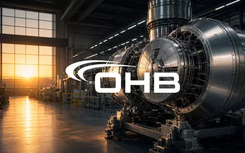 Moderne Satellitentechnologie in einer Produktionshalle bei goldenem Licht als Symbol für Luft- und Raumfahrt. - Foto: über boerse-global.de