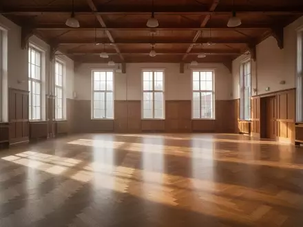 Ein leerer, lichtdurchfluteter Tanzsaal mit Parkettboden und hohen Fenstern. - Foto: über boerse-global.de