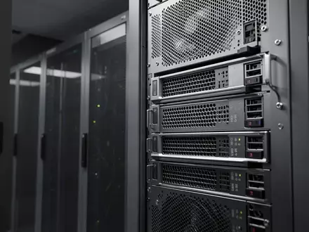 Ein modernes Server-Rack in einem Rechenzentrum, das die Hardware-Infrastruktur für Virtualisierung darstellt. - Foto: über boerse-global.de