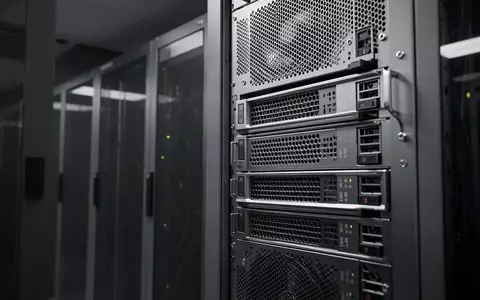 Ein modernes Server-Rack in einem Rechenzentrum, das die Hardware-Infrastruktur für Virtualisierung darstellt. - Foto: über boerse-global.de