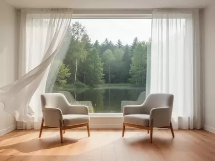 Ein ruhiger, lichtdurchfluteter Therapieraum mit Blick in einen grünen Wald, der eine Atmosphäre der Erholung vermittelt. - Foto: über boerse-global.de