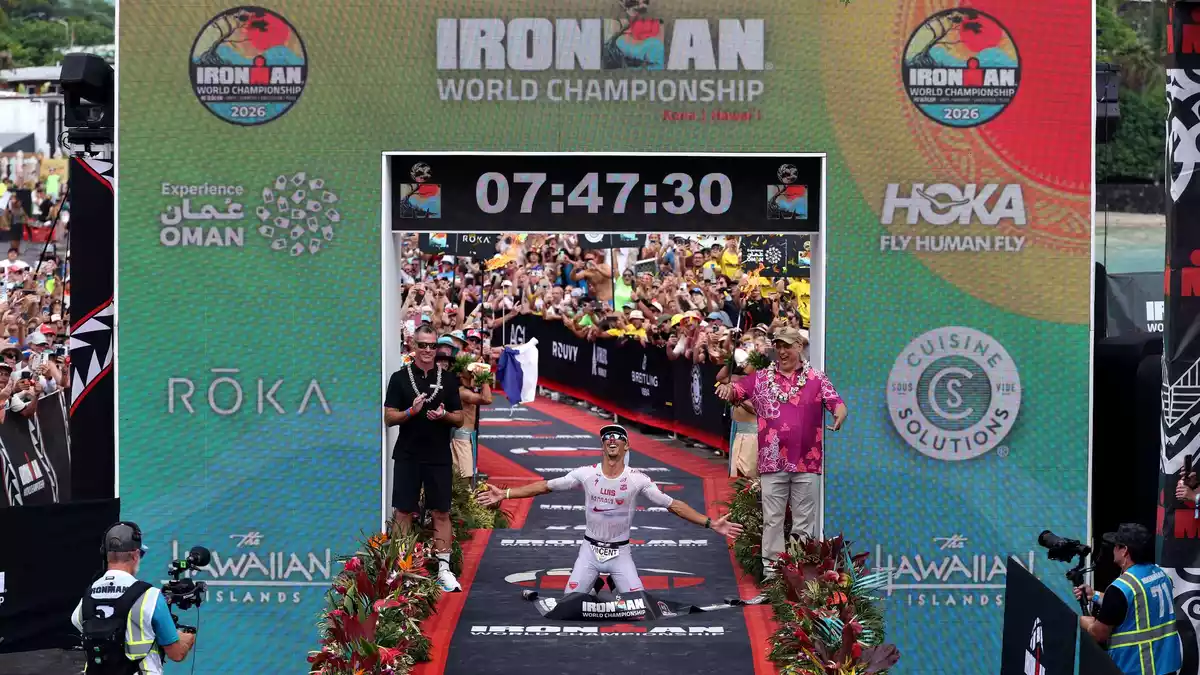 Vincent Luis feiert seinen Triumph auf Hawaii. - Bild: Sean M. Haffey/Getty Images North America for IRONMAN/dpa