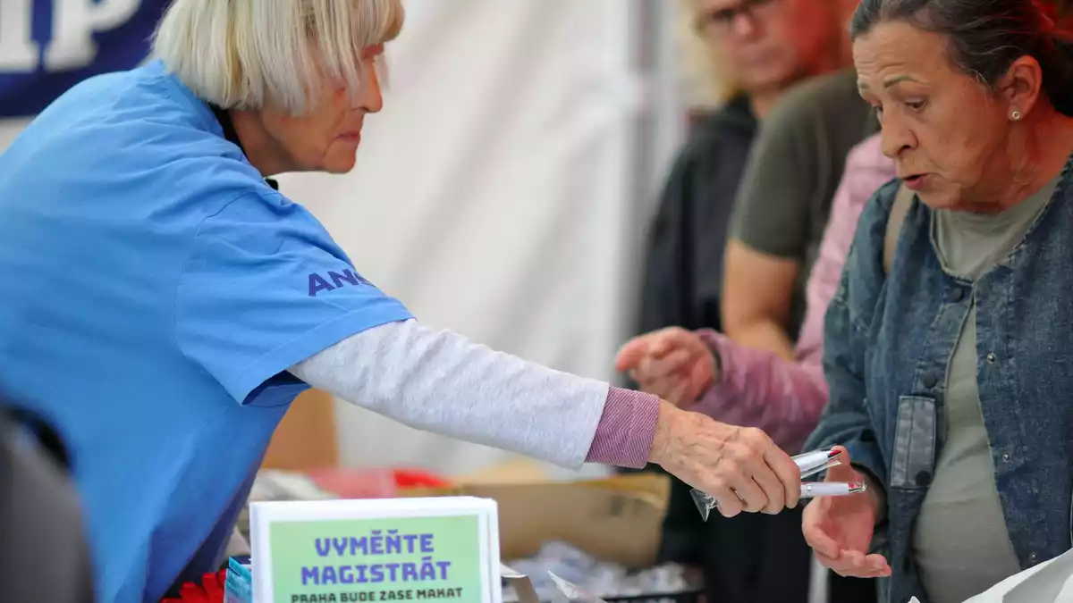 Bei einer Wahlkampfveranstaltung der rechtspopulistischen Partei ANO in Prag werden Werbemittel wie Kugelschreiber verteilt. - Bild: Michael Heitmann/dpa
