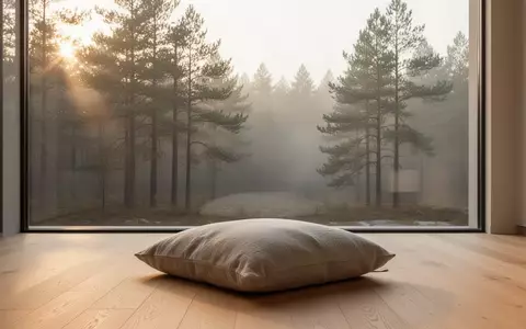 Ein minimalistischer Raum mit Blick auf einen nebligen Kiefernwald bei Sonnenaufgang, der Ruhe und Achtsamkeit ausstrahlt. - Foto: über boerse-global.de