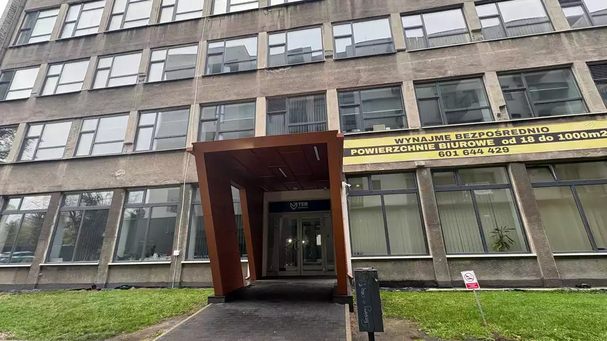 In dieser Berufsfachschule in Warschau stach eine 21-Jährige auf drei Frauen ein. - Bild: Claudia Ciobanu/AP/dpa