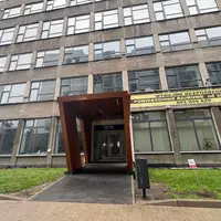 In dieser Berufsfachschule in Warschau stach eine 21-Jährige auf drei Frauen ein. - Foto: Claudia Ciobanu/AP/dpa