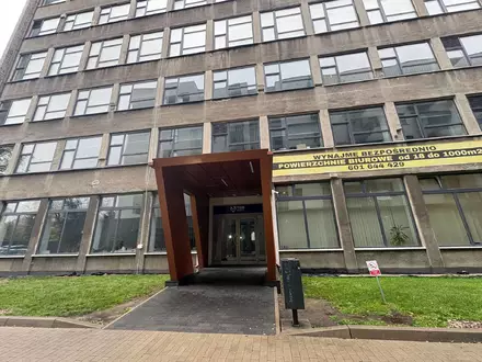 In dieser Berufsfachschule in Warschau stach eine 21-Jährige auf drei Frauen ein. - Foto: Claudia Ciobanu/AP/dpa