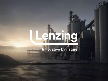 Abstrakte Darstellung einer industriellen Produktionsanlage für Fasern in gedimmtem, atmosphärischem Licht. - Foto: über boerse-global.de