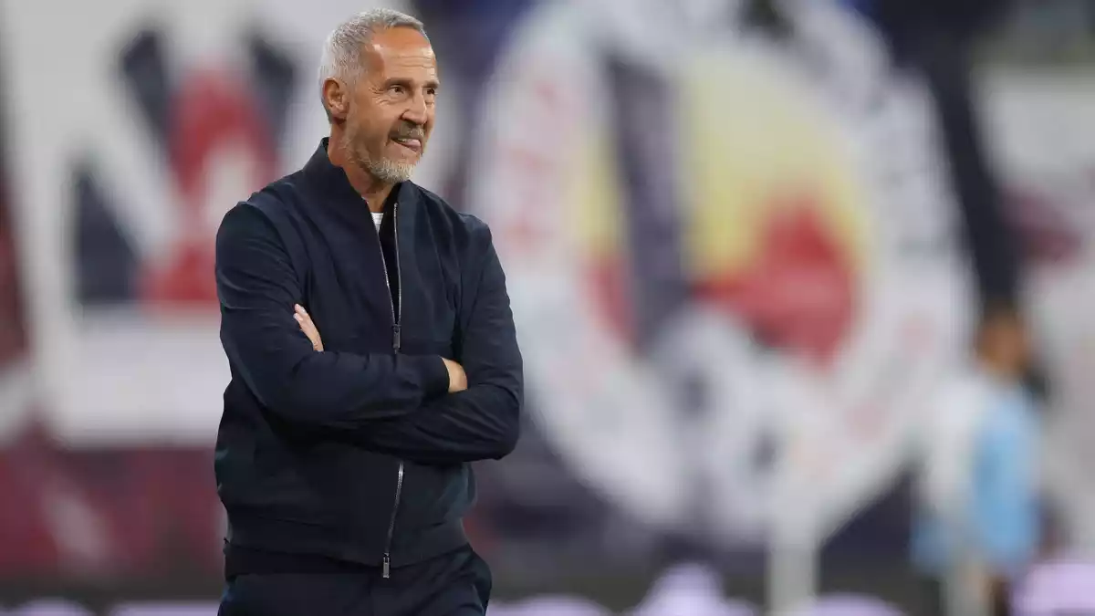 Eintracht-Trainer Adi Hütter muss die Gegentor-Flut in den Griff bekommen. - Bild: Jan Woitas/dpa