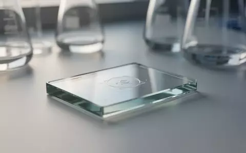 Ein mikroskopischer Objektträger in einem sterilen Laborumfeld, der wissenschaftliche Forschung an zellulären Prozessen symbolisiert. - Foto: über boerse-global.de