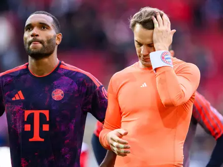 Manuel Neuer (r) nach dem Spiel und seinem heftigen Patzer in Augsburg. - Foto: Tom Weller/dpa