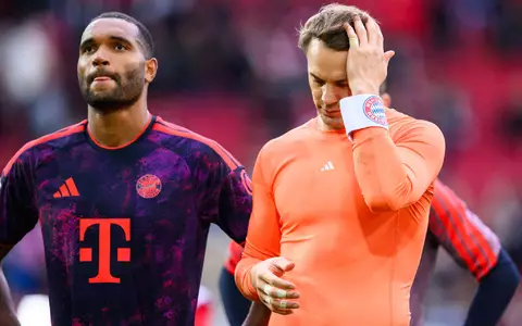 Manuel Neuer (r) nach dem Spiel und seinem heftigen Patzer in Augsburg. - Foto: Tom Weller/dpa