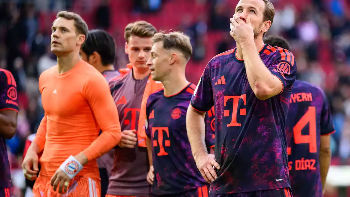 So hatten sich die Bayern um Torhüter Neuer (l) und Stürmerstar Kane (r) die Generalprobe für die Champions-League-Reise nach Stavanger nicht vorgestellt. - Bild: Tom Weller/dpa