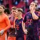 So hatten sich die Bayern um Torhüter Neuer (l) und Stürmerstar Kane (r) die Generalprobe für die Champions-League-Reise nach Stavanger nicht vorgestellt. - Bild: Tom Weller/dpa