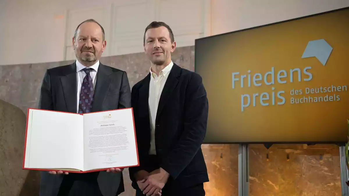 Der Vorsteher des Börsenvereins, Sebastian Guggolz (rechts), überreichte die Urkunde an Philippe Sands. - Bild: Hannes P. Albert/dpa POOL/dpa