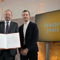 Der Vorsteher des Börsenvereins, Sebastian Guggolz (rechts), überreichte die Urkunde an Philippe Sands. - Foto: Hannes P. Albert/dpa POOL/dpa