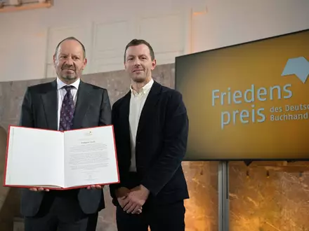 Der Vorsteher des Börsenvereins, Sebastian Guggolz (rechts), überreichte die Urkunde an Philippe Sands. - Foto: Hannes P. Albert/dpa POOL/dpa