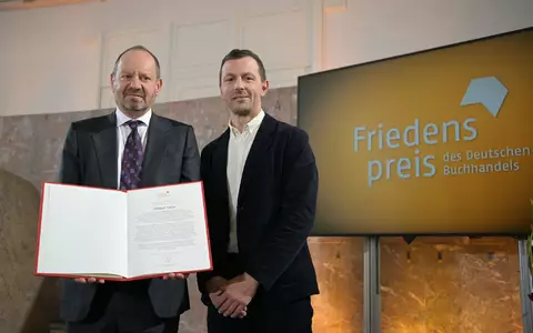 Der Vorsteher des Börsenvereins, Sebastian Guggolz (rechts), überreichte die Urkunde an Philippe Sands. - Foto: Hannes P. Albert/dpa POOL/dpa