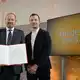 Der Vorsteher des Börsenvereins, Sebastian Guggolz (rechts), überreichte die Urkunde an Philippe Sands. - Bild: Hannes P. Albert/dpa POOL/dpa