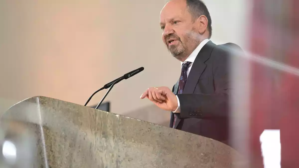 Philippe Sands spricht in der Paulskirche. - Bild: Hannes P. Albert/dpa POOL/dpa