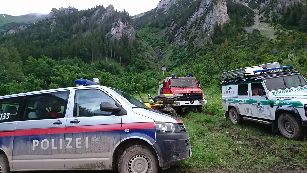 Zwei deutsche Bergsteiger sind nach einer eisigen Nacht aus Bergnot gerettet worden. - Bild: Roland Theny/Filmteam-Austria/apa/dpa