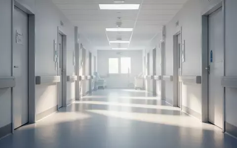Ein heller, steriler und leerer Krankenhausflur mit natürlichem Lichteinfall. - Foto: über boerse-global.de