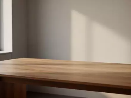 Ein minimalistischer, leerer Arbeitsplatz bei Tageslicht, der eine aufgeräumte und konzentrierte Umgebung darstellt. - Foto: über boerse-global.de