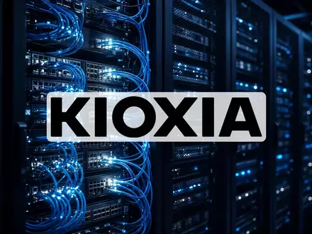 Abstraktes Rechenzentrum mit leuchtenden Server-Racks und Glasfaserkabeln in einer technologischen Umgebung. - Foto: über boerse-global.de