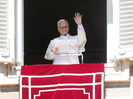 Der Papst bei seinem Angelus-Gebet. - Foto: Gregorio Borgia/AP/dpa